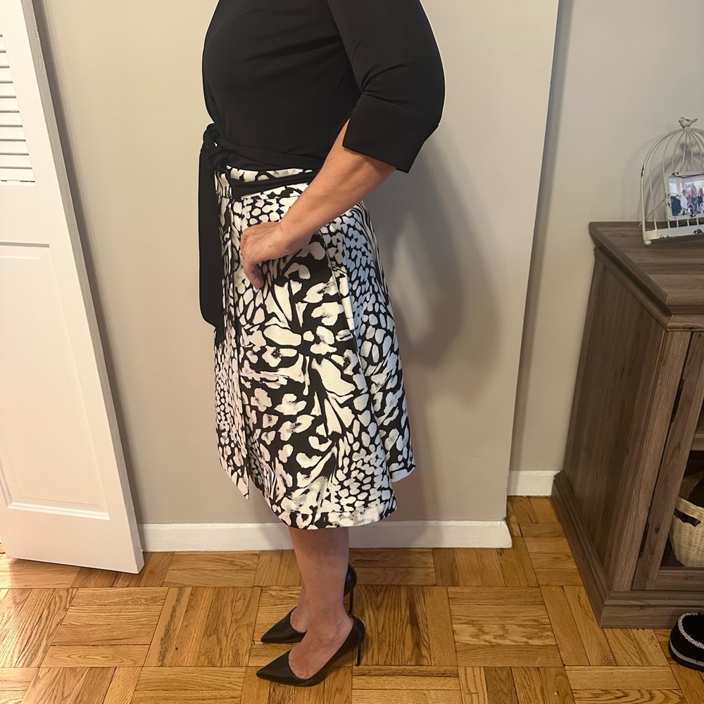 Elegant Black and White Diane von Furstenberg Classic Wrap Dress - Picture 2 of 6